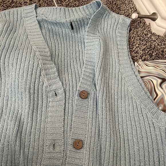 Like New sweater vest and crop top set - Picture 3 of 5